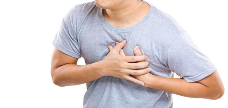 Hombre con la mano en el pecho durante un ataque de ansiedad